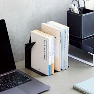 狭いすき間にも!1冊でも倒れないブックスタンド ミディアム【送料: 450円+税】