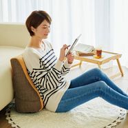 壁にもたれたり寝転がってリラックス! 三角の形がポイント 枕にもなる壁置きくつろぎクッション〈ベージュ〉【送料無料】