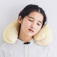 ミニチュアライフの田中さんと作った 見立ての世界の一部になれる カシューナッツのネックピロー【送料無料】