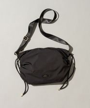 【オンワード】 23区>バッグ 【好評につき一部追加予約/撥水加工/WEB & 一部店舗限定カラーあり】ドロ－ストリング ショルダーバッグ ブラック F レディース